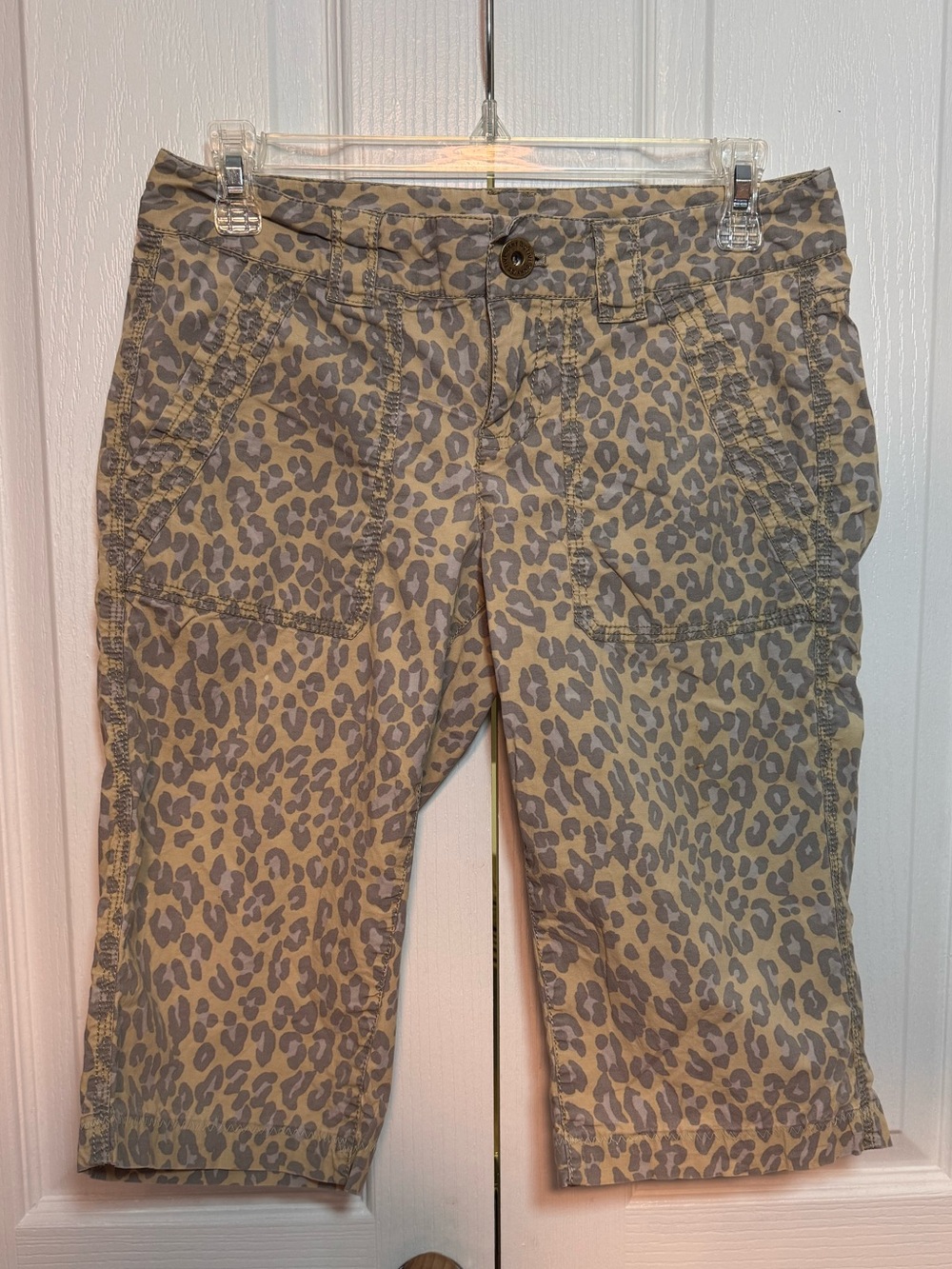 DKNY vintage Y2K leopard cheetah low waisted cropped capris shorts size 4